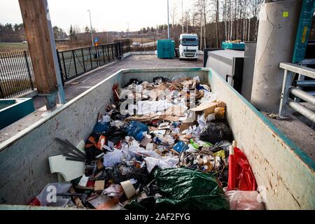 Station de tri HSY - centre de tri, l'élimination sans danger et le recyclage des déchets. Rangée de conteneurs pour les différents types de déchets Banque D'Images