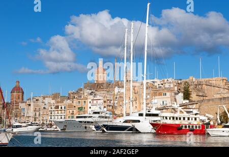 Yachts dans la marina de Birgu, Malte Banque D'Images