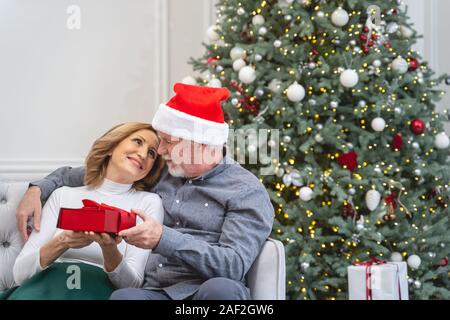 Heureux couple aimant célébrer Noël à la maison Banque D'Images