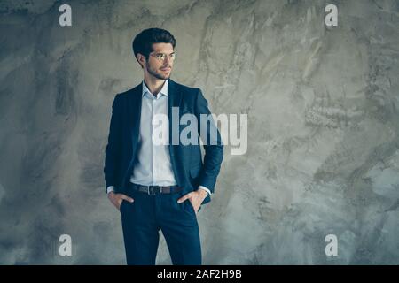 Côté photo de profil viril beau freelancer riche riche banquier mit les mains dans les poches de pantalons cher rêve de grande entreprise Banque D'Images