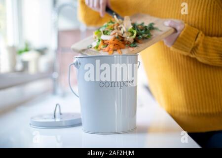 Close Up of Woman Fabriquer du compost à partir de restes de légumes dans la cuisine Banque D'Images