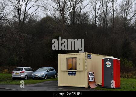 Un conteneur d'expédition qui est utilisé comme un bureau de vote de Dudley, West Midlands, dans l'élection générale de 2019. Photo date : Jeudi 12 décembre 2019. Histoire voir l'activité de la politique générale. Crédit photo doit se lire : Jacob King/PA Wire Banque D'Images