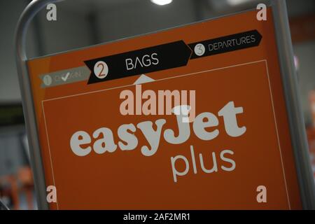 Lisbonne, Portugal. Dec 11, 2019. Easyjet plus logo vu à l'aéroport de Lisbonne Portela. Crédit : Sergei Mikhailichenko SOPA/Images/ZUMA/Alamy Fil Live News Banque D'Images