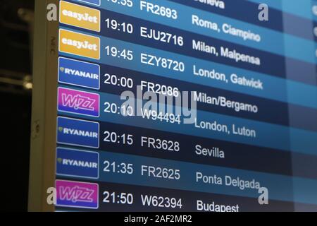 Lisbonne, Portugal. Dec 11, 2019. L'écran de départ à l'aéroport de Lisbonne Portela. Crédit : Sergei Mikhailichenko SOPA/Images/ZUMA/Alamy Fil Live News Banque D'Images