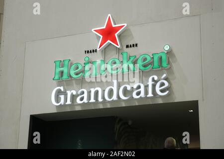 Lisbonne, Portugal. Dec 11, 2019. Heiniken logo Grandcafe vu à l'aéroport de Lisbonne Portela. Crédit : Sergei Mikhailichenko SOPA/Images/ZUMA/Alamy Fil Live News Banque D'Images