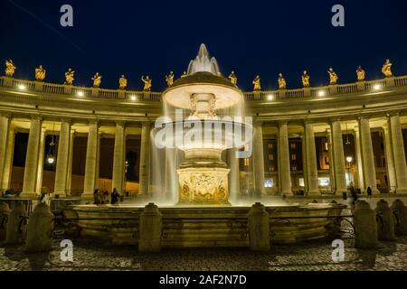 Le bien Fontana Vaticano, construit par Gian Lorenzo Bernini, situé sur la Place Saint Pierre, illuminé la nuit Banque D'Images