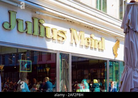 Des gens assis et de boire du café à Julius Meinl cafe Vienna Banque D'Images