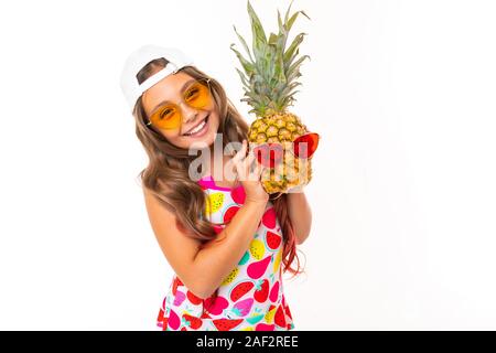 Adolescent caucasian girl with pineapple et matelas en caoutchouc isolé sur fond blanc Banque D'Images