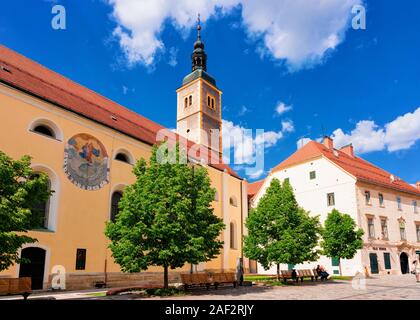 Rue avec église franciscaine de Saint Jean Baptiste Varazdin Banque D'Images