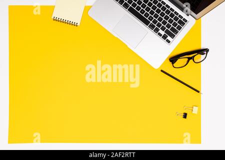 L'école et les fournitures de bureau se coucher sans problème sur un fond jaune Banque D'Images