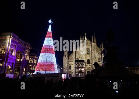 L'éclairage de l'arbre de Noël sur la Piazza Duomo à Milan, en Italie, le 06 décembre 2019. Cette année, l'arbre est entièrement couverte de feux et remplace la traditionnelle sapin, vous pouvez également entrer. L'arbre est de 37 mètres de haut, parrainé par la chaîne de supermarchés Esselunga, et couverts de feux et d'une LED de couleur à faible impact environnemental qui en font un véritable écran. Banque D'Images
