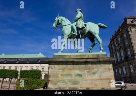 Statue équestre de Christian IX devant Christiansborg Palace fo, Copenhague, Danemark Banque D'Images