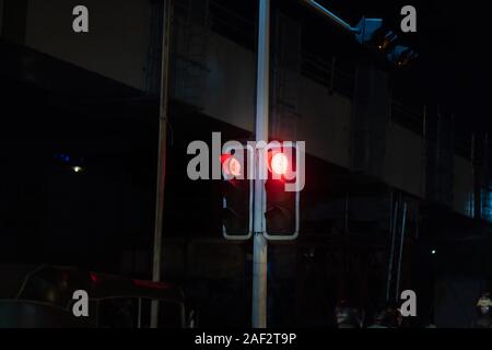 Le feu rouge sur le ciel sombre Banque D'Images