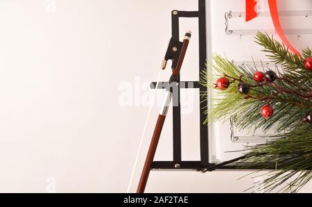 Concept concert de Noël à l'arc et la musique se fond blanc Banque D'Images