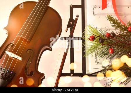 Concert de Noël concept avec violon et stand et décoration Banque D'Images