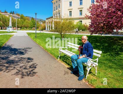 Senior man sitting on bench in park de Rogaska Slatina Banque D'Images