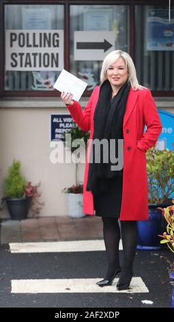 Sinn Fein leader adjoint Michelle O'Neill son casting voix dans l'élection générale de 2019 chez Patrick l'école primaire en Clonoe Co., Tyrone. Banque D'Images