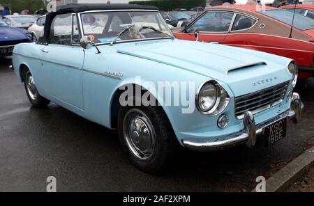 Trois-quart vue frontale d'un bleu,1967, Datsun 1600 Roadster, à l'affiche dans la zone de Club de voiture du 2019 Silverstone Classic Banque D'Images