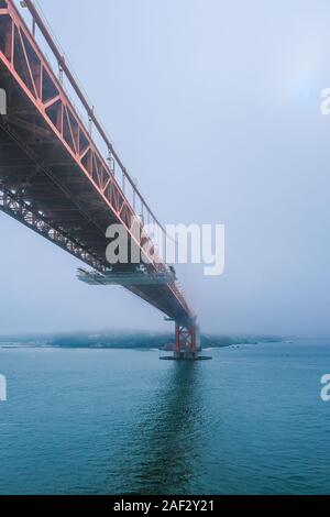Golden Gate Bridge s'élevant dans le brouillard Banque D'Images