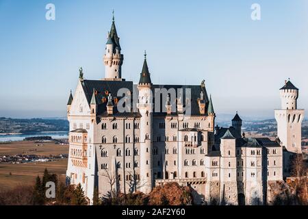 Le célèbre château de Neuschwanstein pendant le coucher du soleil, l'attraction touristique populaire dans les Alpes bavaroises, l'Allemagne. Banque D'Images