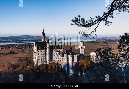 Le célèbre château de Neuschwanstein pendant le coucher du soleil, l'attraction touristique populaire dans les Alpes bavaroises, l'Allemagne. Banque D'Images