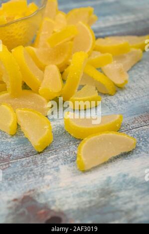 Tranches de citron marmelade sur fond de bois. Dessert sucré. Close up Banque D'Images