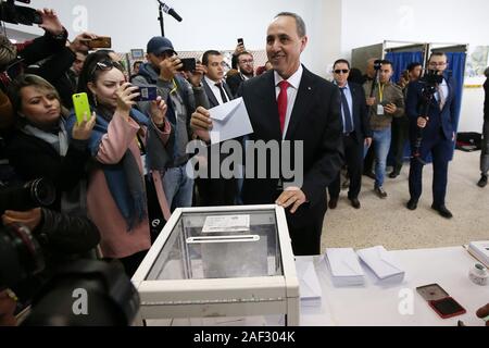 Alger. Dec 12, 2019. Candidat élection présidentielle algérienne Azzedine Mihoubi (C) jette son vote à un bureau de vote à Alger, Algérie le 12 décembre 2019. L'Algérie eu lieu des élections présidentielles de jeudi. Un total de cinq candidats se présentent à la présidence pour un mandat de cinq ans. Si aucun des candidats n'obtient la majorité absolue des voix dans cette tour, un second tour aura lieu après l'annonce des résultats définitifs du premier tour. Source : Xinhua/Alamy Live News Banque D'Images