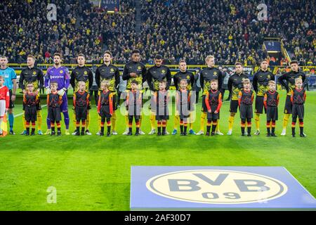 De gauche à droite Marco REUS (NE), romain gardien BUERKI (BÃ rki, N), Julian WEIGL (NE), Mats HUMMELS (NE), Dan-Axl ZAGADOU (NE), Manuel AKANJI (NE), Thorgan HAZARD (NE), Julian BRANDT (NE), Raphaël GUERREIRO (NE), Achraf HAKIMI (NE), Jadon, SANCHO (NE), line up, posant, présentation, présentation, cérémonie, pleine figure, format horizontal, de la Ligue des Champions de football, groupe, groupe F, journée 6, Borussia Dortmund (NE) - le Slavia Prague Slavia (2) : 1, le 10.12.2019 à Dortmund / Allemagne. Dans le monde d'utilisation | Banque D'Images