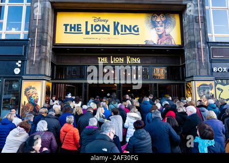 Peoplethe queue pour entrer dans le théâtre Playhouse à Édimbourg pour voir Le Roi Lion show, Ecosse, Royaume-Uni Banque D'Images