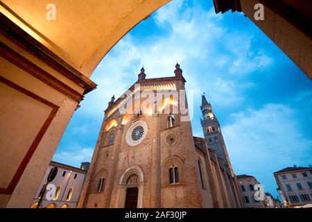 L'Italie, Lombardie, Crema, Piazza Duomo, de la Cathédrale Banque D'Images