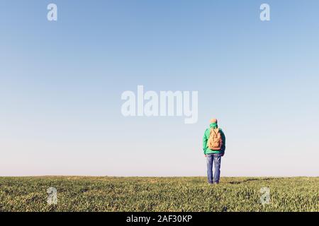 Sac à dos avec Tourisme seul sur le terrain de l'été. Concept de voyage Banque D'Images
