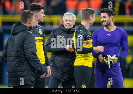 De gauche à droite : Thorgan HAZARD (NE), Leonardo BALERDI (NE), Lucien FAVRE (entraîneur, N), Lukasz (action de Faire), l'attaquant Roman BUERKI (BÃ rki, N) sont ravis de se qualifier pour les éliminatoires de la Ligue des Champions, jubilation, encourageant , ils applaudissent, joie, Cheers, célébrer, jubilation finale, la moitié de la figure, la moitié de la figure, de la Ligue des Champions de football, groupe, groupe F, journée 6, Borussia Dortmund (NE) - le Slavia Prague Slavia (2) : 1, le 10.12.2019 à Dortmund / Allemagne. Dans le monde d'utilisation | Banque D'Images