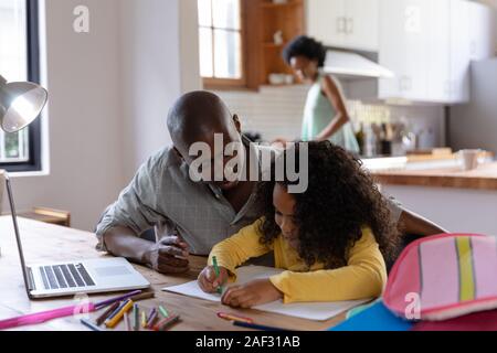 Passer du temps en famille dans leur maison Banque D'Images