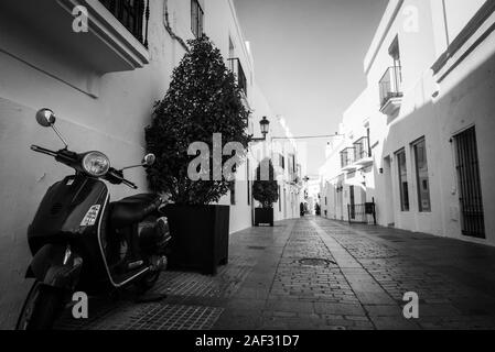 Une Vespa dans les belles rues de Vejer de la Frontera, Andalousie, dans la province de cadix, espagne Banque D'Images