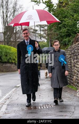 Consevative parti candidat pour North Somerset Jacob Rees-Mogg arrive à son bureau de vote avec son fils Pierre. Banque D'Images