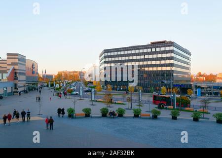 Les gens dans le centre commercial à Vilnius Banque D'Images