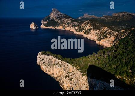 Au haut du cap de Formentor Pollensa aérienne sur la mer à Majorque Îles Baléares Banque D'Images