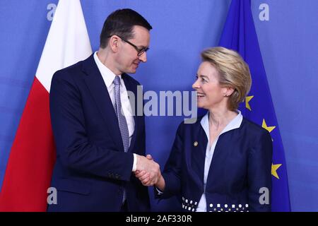 Bruxelles, Belgique. Dec 12, 2019. Le Président de la Commission européenne, Ursula von der Leyen (R), serre la main avec le Premier ministre polonais, Mateusz Morawiecki au siège de l'UE à Bruxelles, Belgique, le 12 décembre 2019. Credit : Zheng Huansong/Xinhua/Alamy Live News Banque D'Images