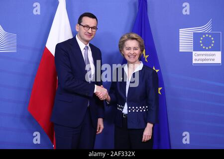 Bruxelles, Belgique. Dec 12, 2019. Le Président de la Commission européenne, Ursula von der Leyen (R), serre la main avec le Premier ministre polonais, Mateusz Morawiecki au siège de l'UE à Bruxelles, Belgique, le 12 décembre 2019. Credit : Zheng Huansong/Xinhua/Alamy Live News Banque D'Images