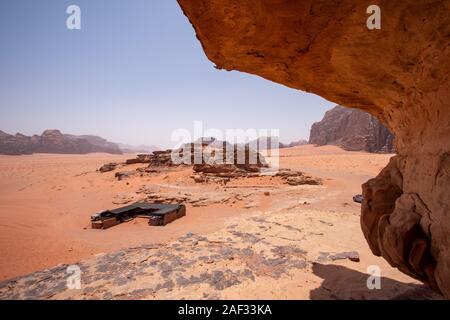 Sable rouge paysage désertique. Photographié dans le Wadi Rum, Jordanie en avril Banque D'Images