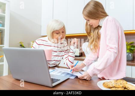 Jeune femme en remplissant un formulaire de demande Banque D'Images