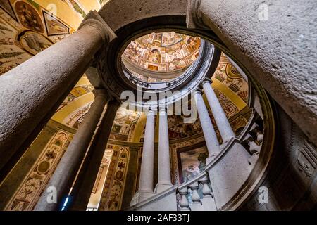 L'escalier Scala Regia à l'intérieur de Villa Farnèse, également connu sous le nom de Villa Caprarola, un vaste bâtiment de style Renaissance Banque D'Images