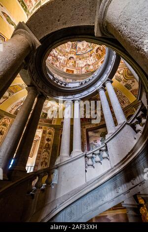 L'escalier Scala Regia à l'intérieur de Villa Farnèse, également connu sous le nom de Villa Caprarola, un vaste bâtiment de style Renaissance Banque D'Images