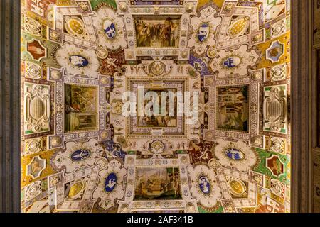 Belles peintures au plafond à l'intérieur de Villa Farnèse, également connu sous le nom de Villa Caprarola, un vaste bâtiment de style Renaissance Banque D'Images