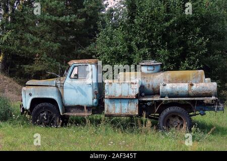 L'essence de l'ancienne Russie rouillée dans le camion forrest Banque D'Images