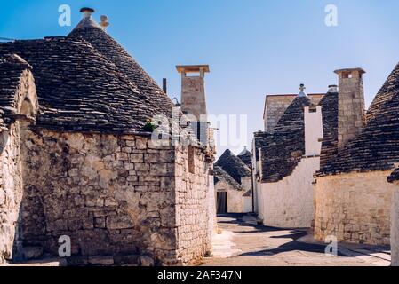 Carreaux de pierre couvrir les toits des trulli d'Alberobello, une ville italienne de visiter sur un voyage en Italie. Banque D'Images