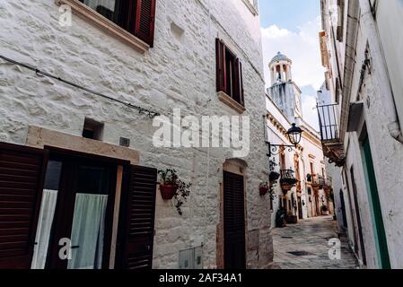 Rues avec des maisons aux murs blanchis à la chaux typiques de la ville italienne de Bari. Banque D'Images