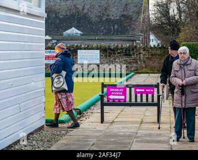 Gullane Bowling Club, East Lothian, Ecosse, Royaume-Uni, le 12 décembre 2019. Élections britanniques : les électeurs au bureau de scrutin Banque D'Images