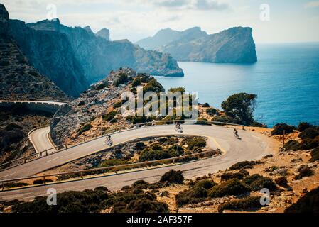 Les motards de la route sur la route sur les îles Baléares. Mer en arrière-plan. Cap de Formentor. Mallorca, Majorque, Espagne Banque D'Images