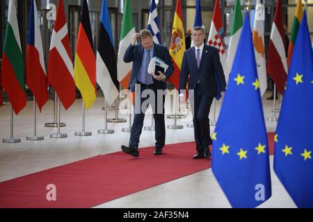 Bruxelles, Belgique. Dec 12, 2019. L-R L'Ambassadeur de la République tchèque à l'UE Jakub Durr et Premier ministre tchèque Andrej Babis viennent d'assister à une session de deux jours du Conseil européen, le 12 décembre 2019, à Bruxelles, Belgique. Crédit : Petr Kupec/CTK Photo/Alamy Live News Banque D'Images